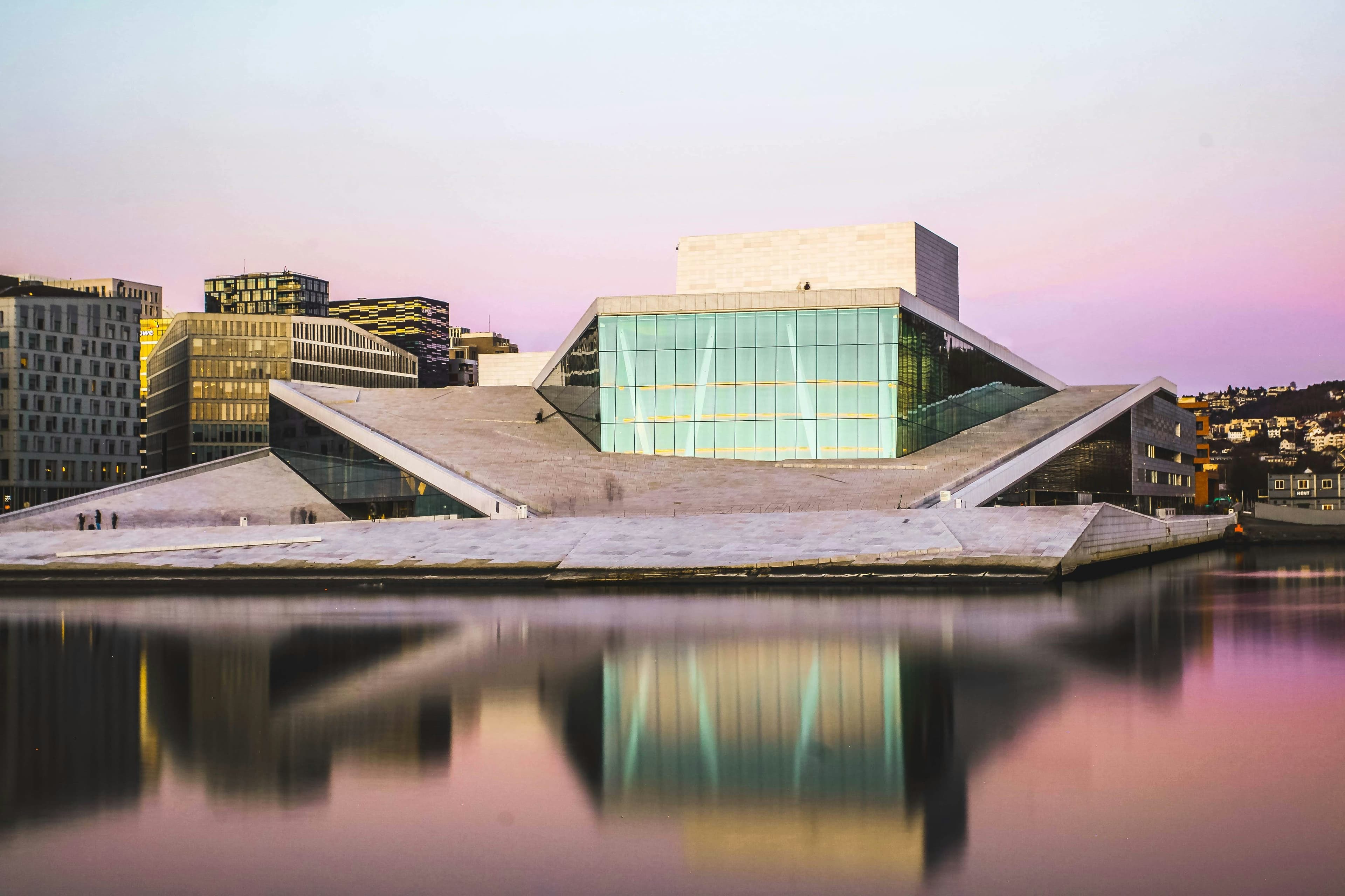 Operahuset i Oslo i kveldslys